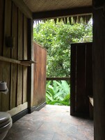 Habitación estándar, baño compartido | Baño | Ducha, artículos de higiene personal gratuitos y toallas