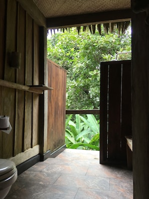 Habitación estándar, baño compartido | Baño | Ducha, artículos de higiene personal gratuitos y toallas