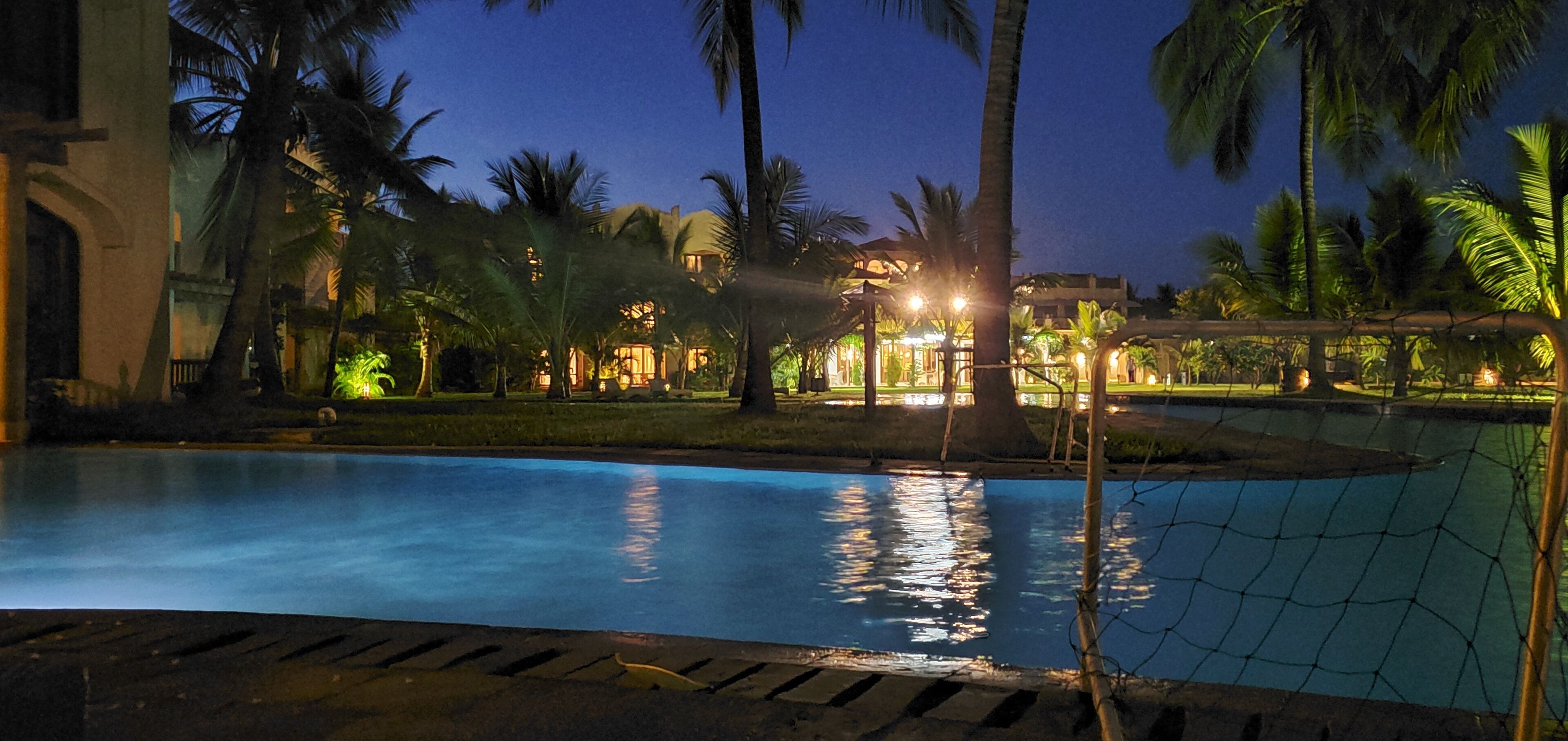 Façana frontal de l'allotjament (vespre/nit)