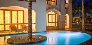 Outdoor pool, pool umbrellas, pool loungers - Silver Palm Spa and Resort (Kilifi)