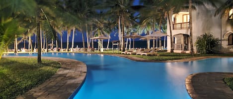 Piscine extérieure, parasols de plage, chaises longues