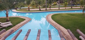 Außenpool, Sonnenschirme, Liegestühle