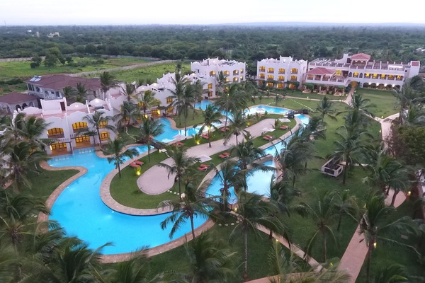 Kolam renang terbuka, payung kolam, kerusi lepak pantai