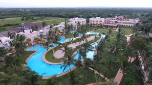 Outdoor pool, pool umbrellas, sun loungers - Silver Palm Spa and Resort (Kilifi)