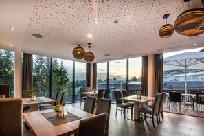 Frühstück, Mittagessen, Abendessen, lokale und internationale Küche 