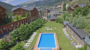 Una piscina al aire libre de temporada