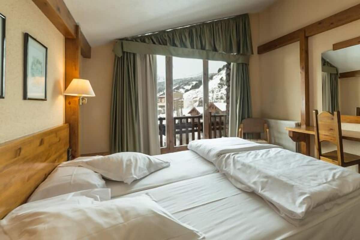 standard room (view, double) | 1 bedroom, in-room safe, laptop workspace, blackout curtains