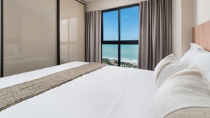 Apartamento, 2 quartos, sacada, vista para o mar | 2 quartos, cortinas blackout, ferros/tábuas de passar roupa