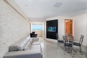 Apartament, 2 dormitoris, balcó, vistes al mar | Sala d'estar | Televisor de pantalla plana de 32 polzades amb canals per cable 