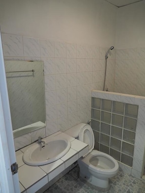 Shower, free toiletries, towels