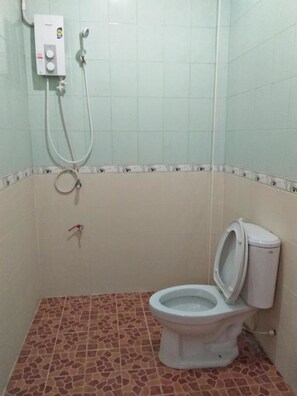 ฝักบัว, ของใช้ในห้องน้ำฟรี, ผ้าเช็ดตัว