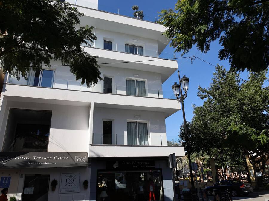 Un hotel de varios pisos con balcones y una fachada que dice 'Ana Moreno decoracion'.