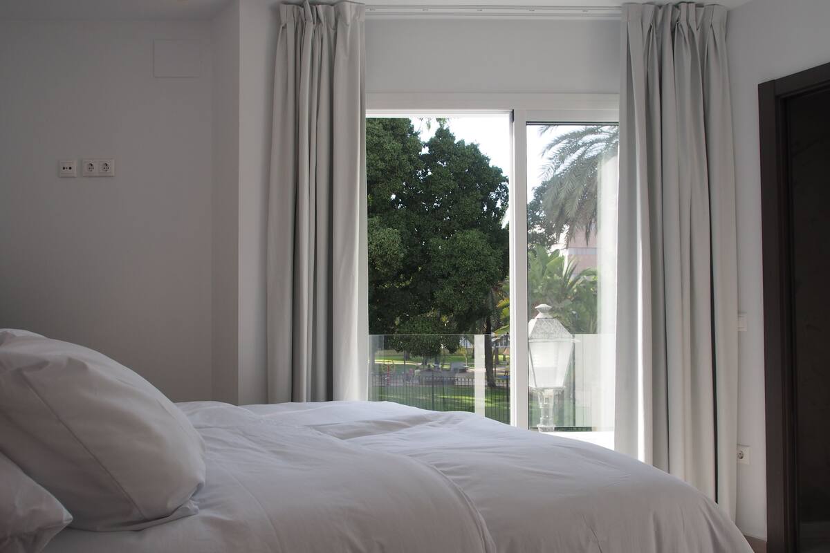 1 bedroom, egyptian cotton sheets, premium bedding, down duvets