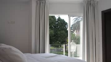 1 bedroom, Egyptian cotton sheets, premium bedding, down duvets