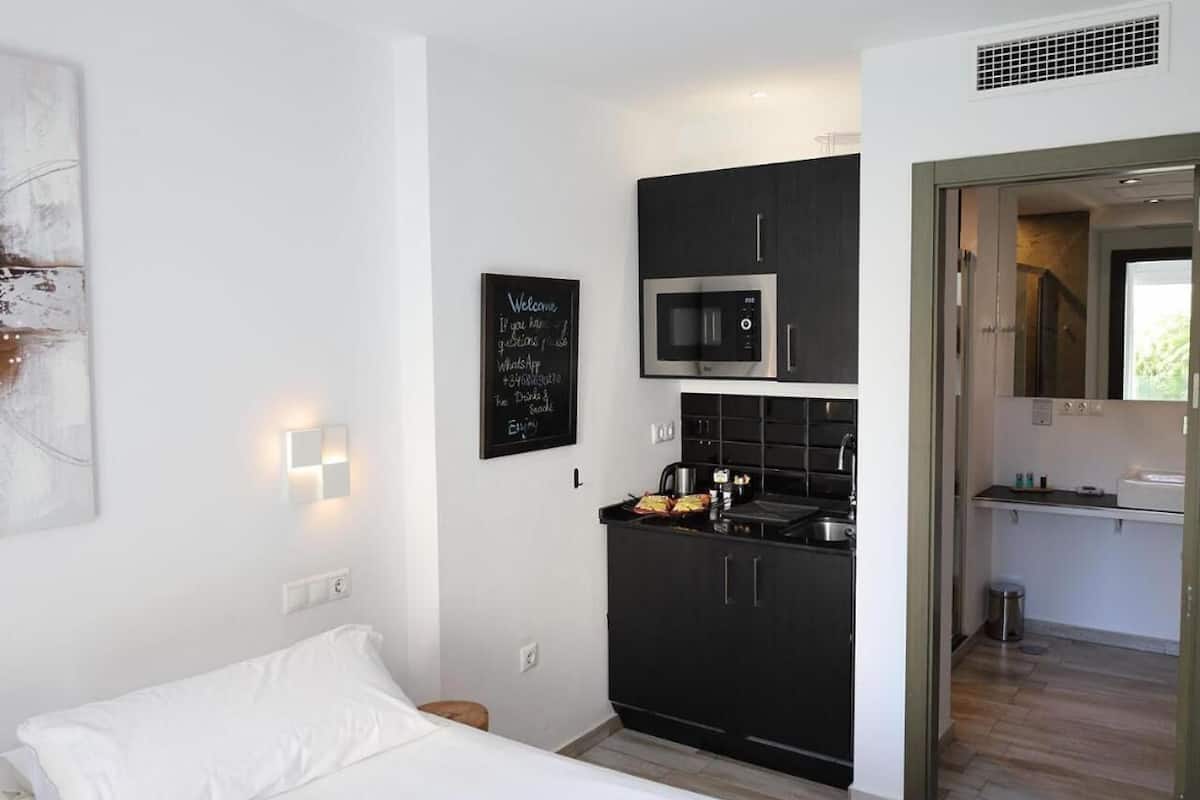 1 bedroom, Egyptian cotton sheets, premium bedding, down duvets