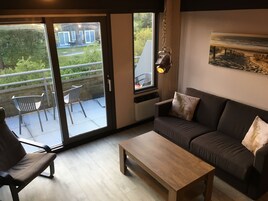 42-英寸LED 电视（配备有线频道）、电视、游戏机