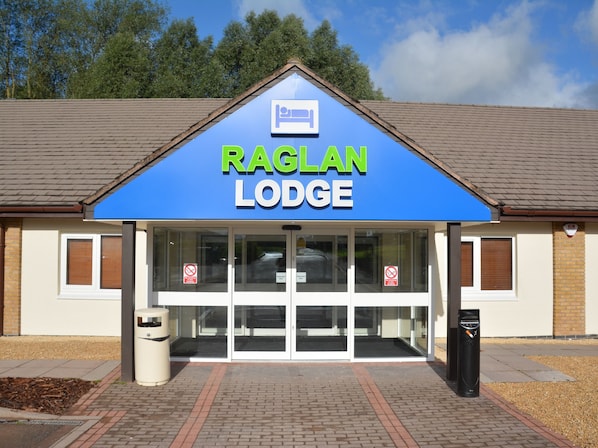 Exterior - Raglan Lodge (Usk)