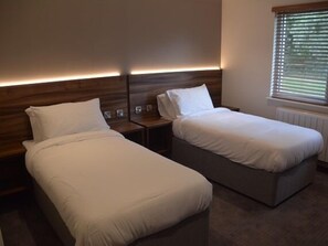 Twin Room, Ensuite - Raglan Lodge (Usk)