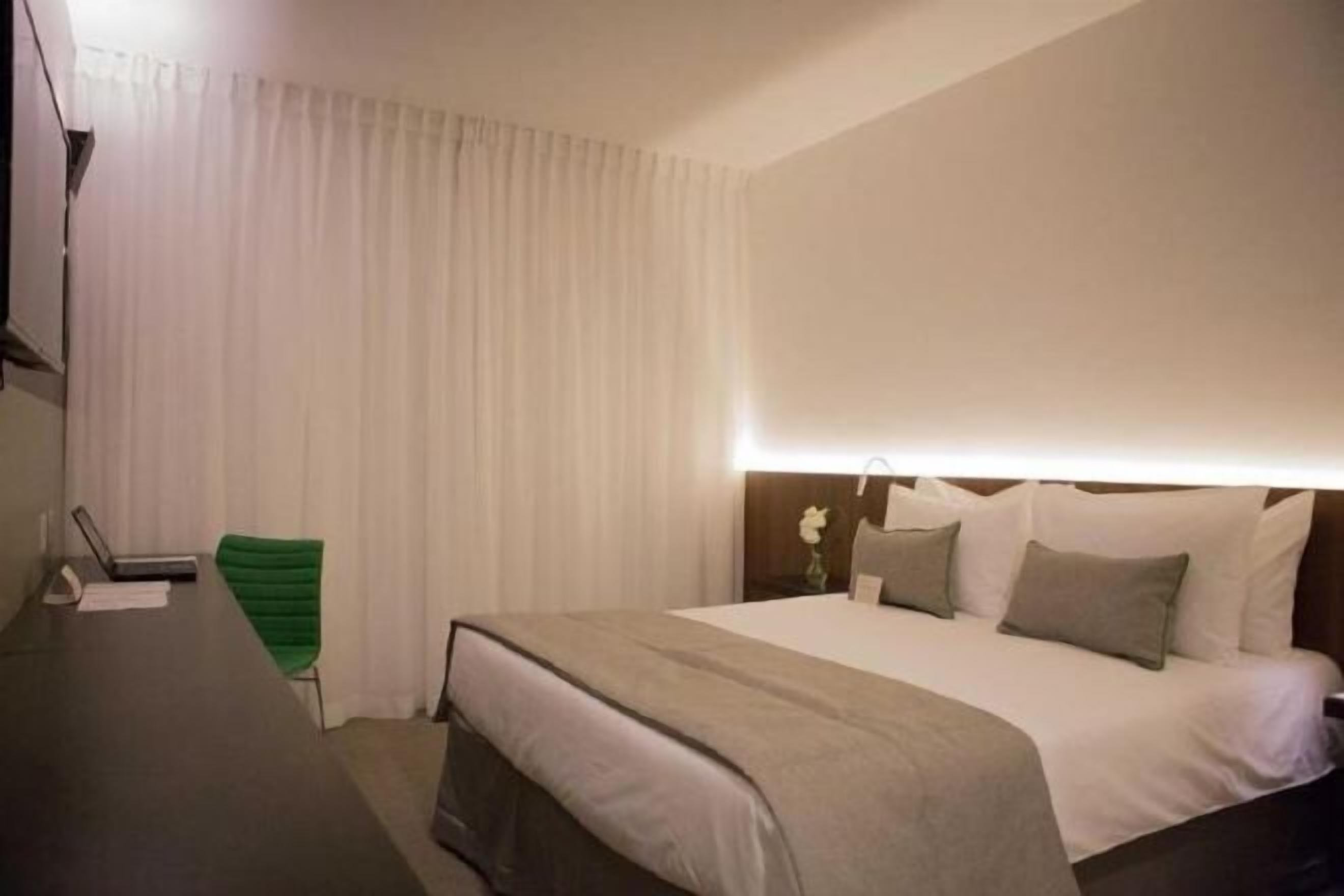 1 soverom, minibar, safe på rommet og skrivebord