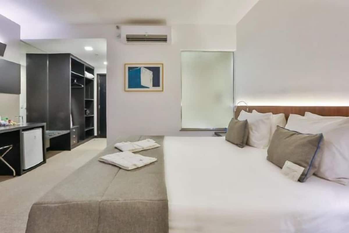 1 soverom, minibar, safe på rommet og skrivebord