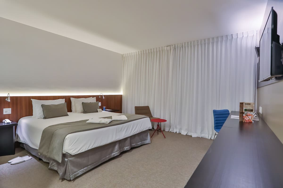 Suíte Business Cama Casal (King size) | 1 slaapkamer, een minibar, een kluis op de kamer, een bureau