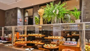 Un espace buffet proposant une variété de plats et agrémenté de plantes décoratives.