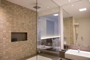 Habitación Premium, 1 cama King size, para no fumadores | Baño | Regadera, amenidades de baño gratuitas, secadora de cabello, toallas 