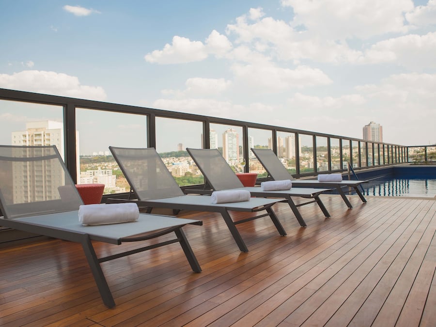 Piscine extérieure, chaises longues