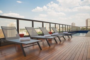 Hồ bơi ngoài trời, mở cửa từ 8:00 đến 17:00, ghế dài tắm nắng 
