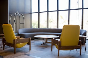 Coin salon dans le hall