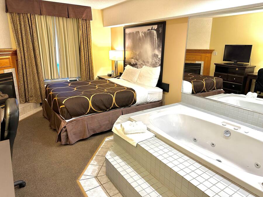 Quarto luxo, 1 cama Queen, para não fumantes | Escrivaninha, ferros/tábuas de passar roupa, Wi-Fi de cortesia