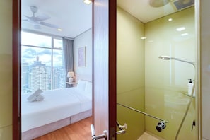 Comfort-Apartment, 3 Schlafzimmer, 2 Bäder, Stadtblick | Badezimmer | Dusche, Regendusche, kostenlose Toilettenartikel, Haartrockner