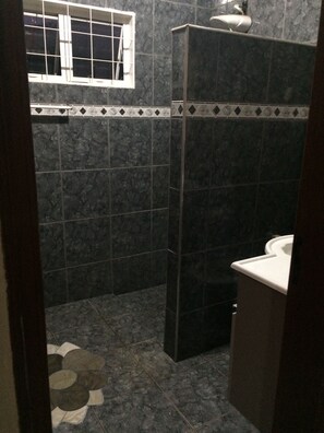 House, 2 Bedrooms | Bathroom - Casa de Temporada Renascer (Olímpia)