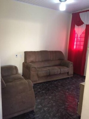 Casa, 2 quartos | Área de estar | TV de tela plana