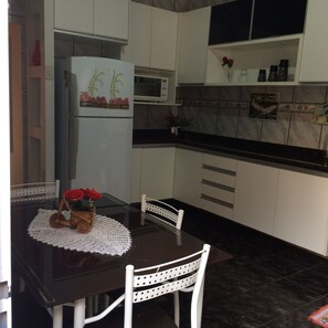 Casa, 2 quartos | Cozinha privada | Geladeira, micro-ondas, fogão, cooktop