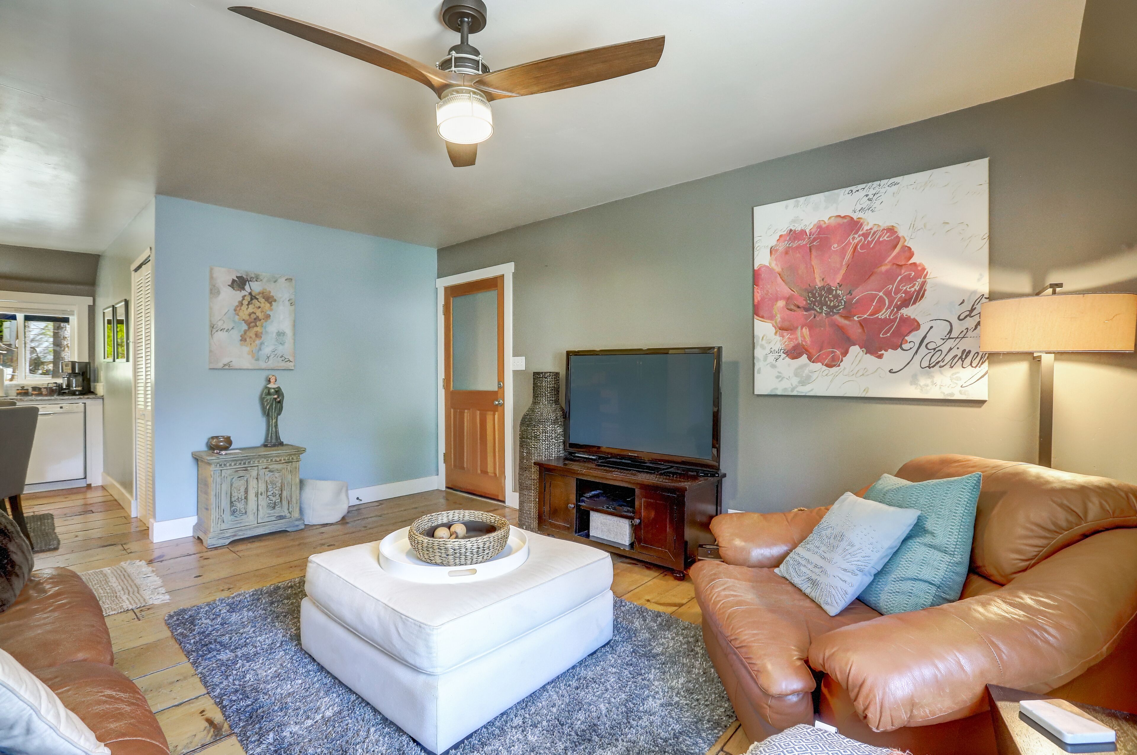 house | living room | flat-screen tv