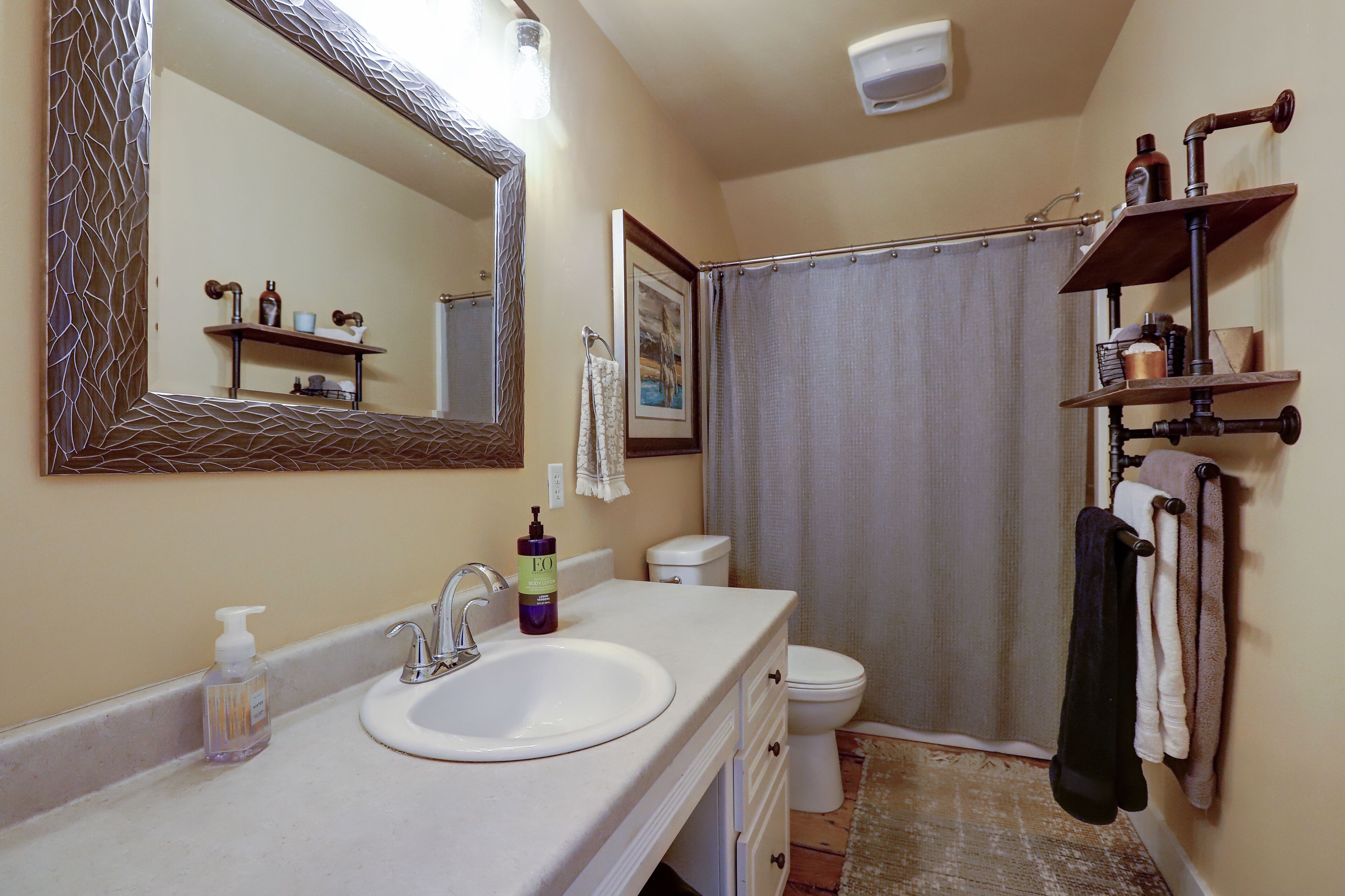 house | bathroom | combined shower/bathtub, hair dryer, towels