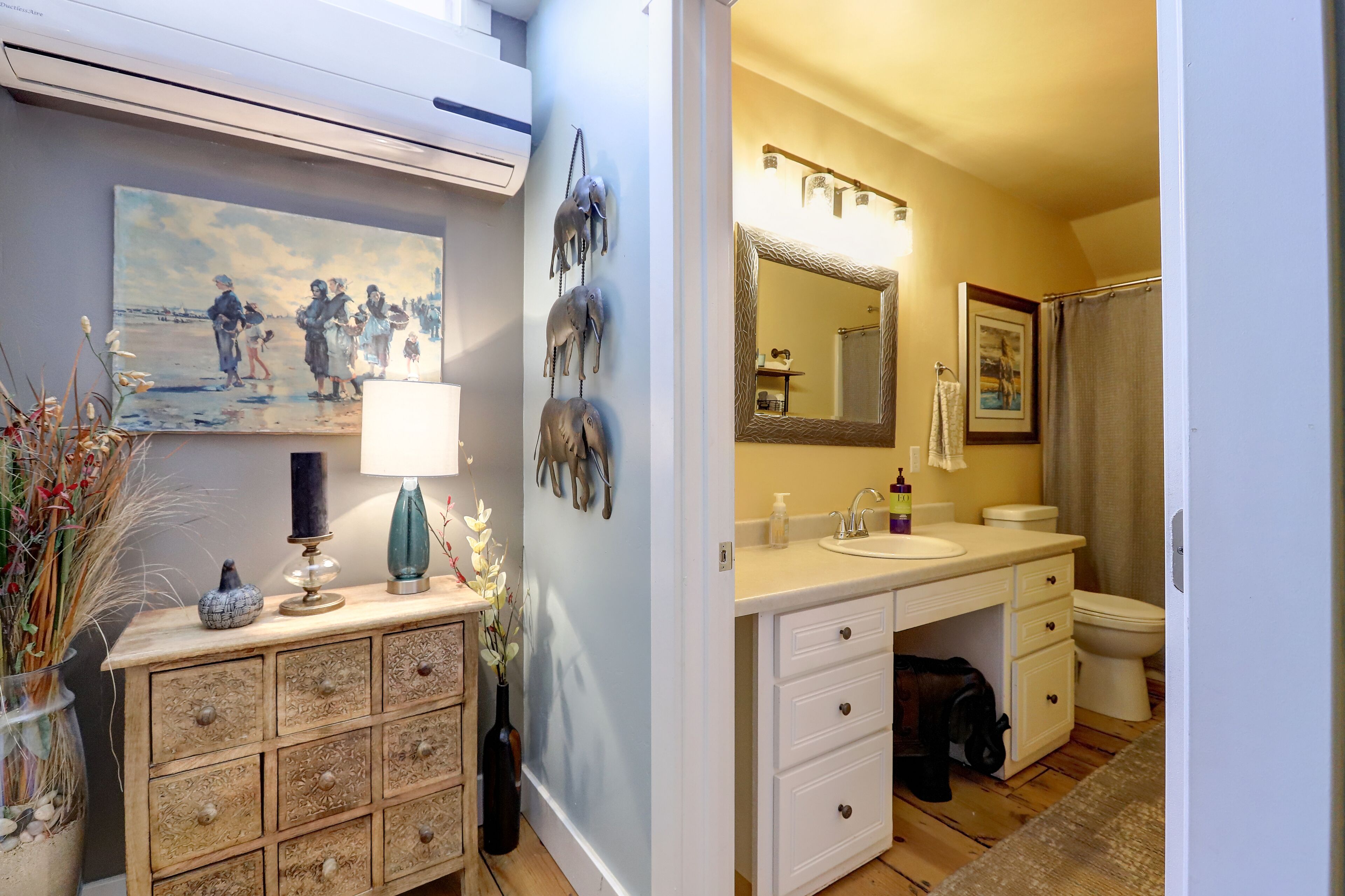 house | bathroom | combined shower/bathtub, hair dryer, towels