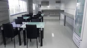 Café da manhã com buffet grátis todos os dias
