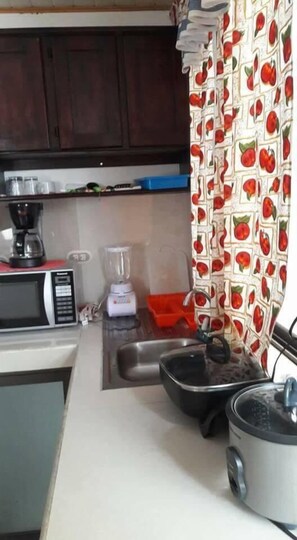 Réfrigérateur, four à micro-ondes, cafetière-théière