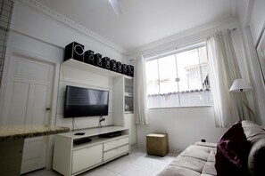 City appartement, 2 slaapkamers, keuken, aan het strand | Woonkamer | Flatscreentelevisie