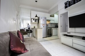 Apartamento urbano, 2 quartos, cozinha, ao lado da praia | 2 quartos, escrivaninha, ferros/tábuas de passar roupa