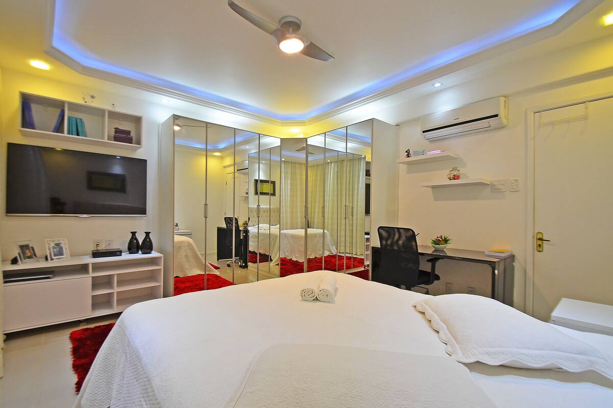 2 bedrooms, desk, iron/ironing board, rollaway beds