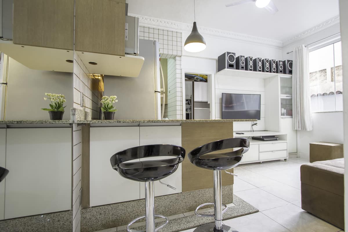 2 habitaciones, escritorio y tabla de planchar con plancha 