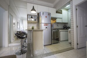 Apartamento urbano, 2 quartos, cozinha, ao lado da praia | Sala de estar | TV de tela plana