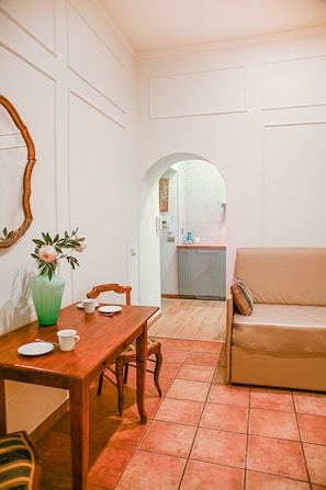 Family Apartment | Living area | 14-inch LED TV with cable channels - Feliz In Roma (Rome)