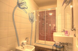 Deluxe Room | Bathroom | Shower, free toiletries, hair dryer, bidet