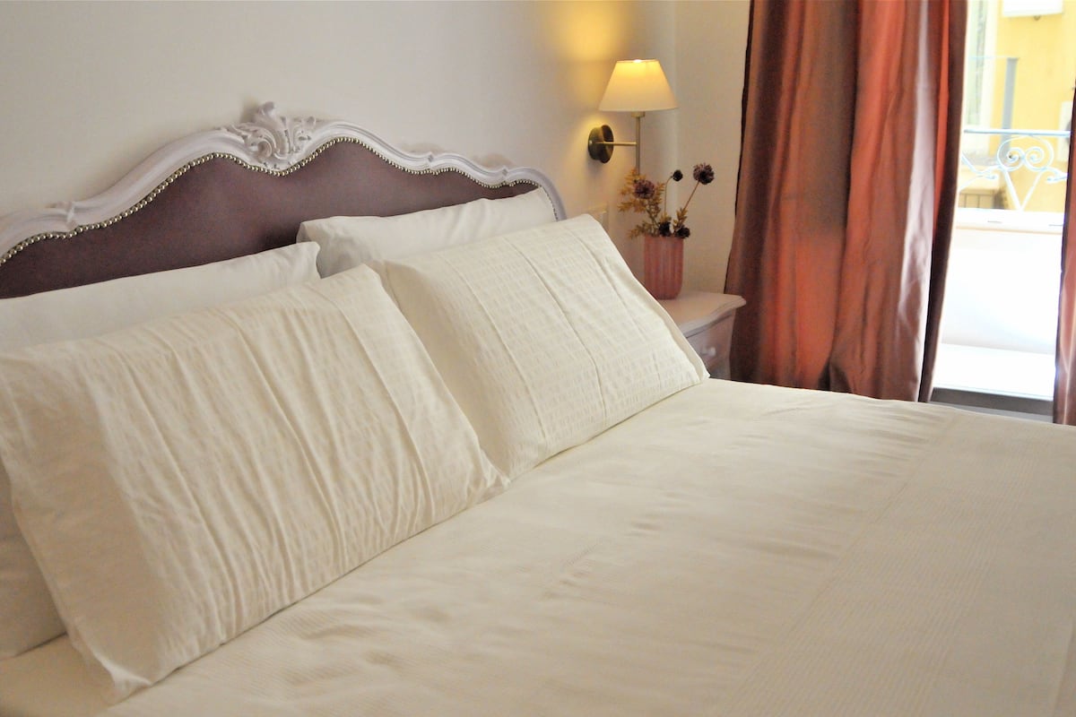 Deluxe Room | 1 bedroom, premium bedding, down duvets, individually decorated