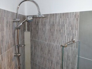 Chambre double | Douche de la salle de bain