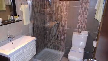 Double Room | Bathroom | Shower, free toiletries, hair dryer, bathrobes